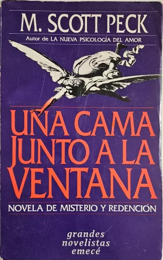 Una cama junto a la ventana